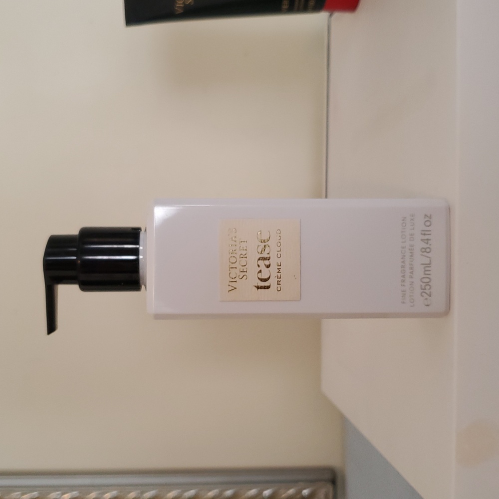 Victoria's Secret TEASE Creme Cloud Fragrance lotion 8.4 oz